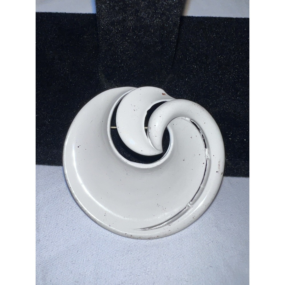 Vintage Trifari White Enamel Swirl Brooch Gold Tone Mid Century Modern Pin